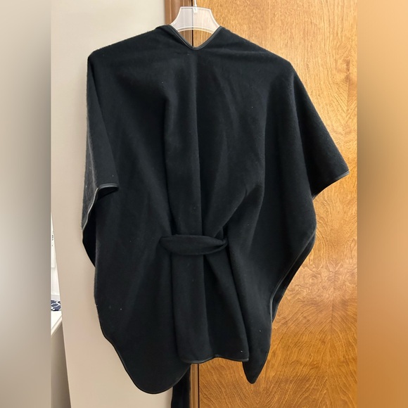 LC220 Cape style jacket perfect for that formal dress or jeans. - Picture 2 of 3